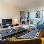 Modern With Balcony Near Tivoli & Metro Apartman *