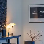 Modern With Balcony Near Tivoli & Metro København