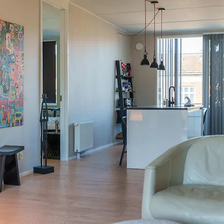 Modern With Balcony Near Tivoli & Metro Apartment