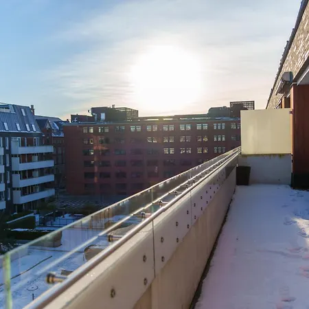 Apartment Modern With Balcony Near Tivoli & Metro