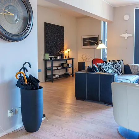 Modern With Balcony Near Tivoli & Metro