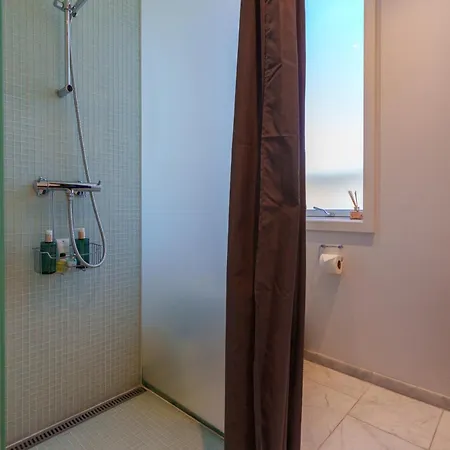 Modern With Balcony Near Tivoli & Metro *