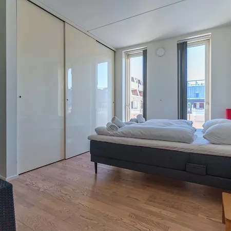 Modern With Balcony Near Tivoli & Metro *