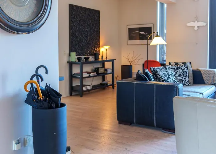 Modern With Balcony Near Tivoli & Metro