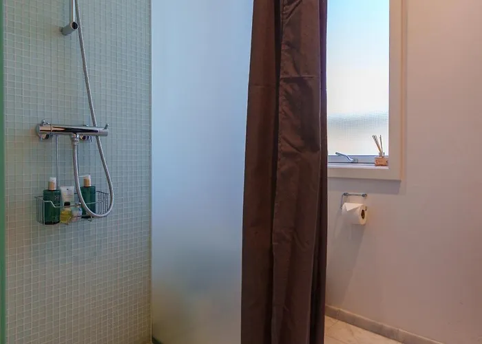 Modern With Balcony Near Tivoli & Metro *