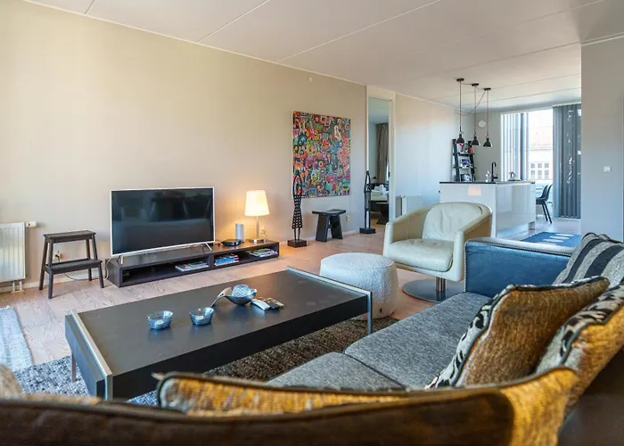 Modern With Balcony Near Tivoli & Metro Apartment *