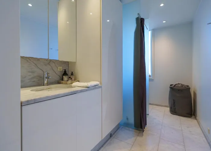 Apartment Modern With Balcony Near Tivoli & Metro