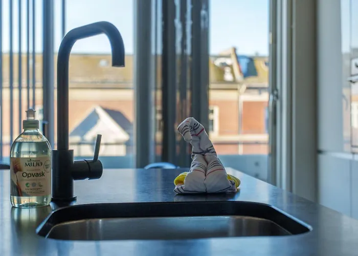 Modern With Balcony Near Tivoli & Metro Apartment *