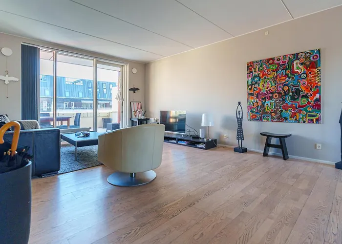 Modern With Balcony Near Tivoli & Metro