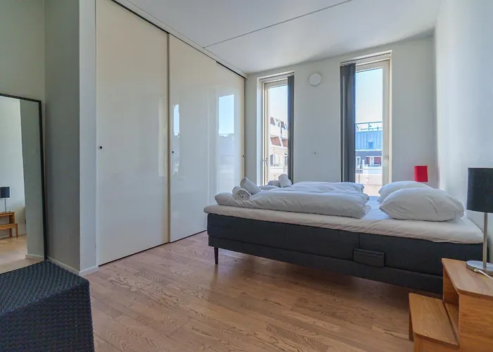 Modern With Balcony Near Tivoli & Metro *