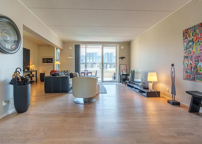 Modern With Balcony Near Tivoli & Metro Apartment *