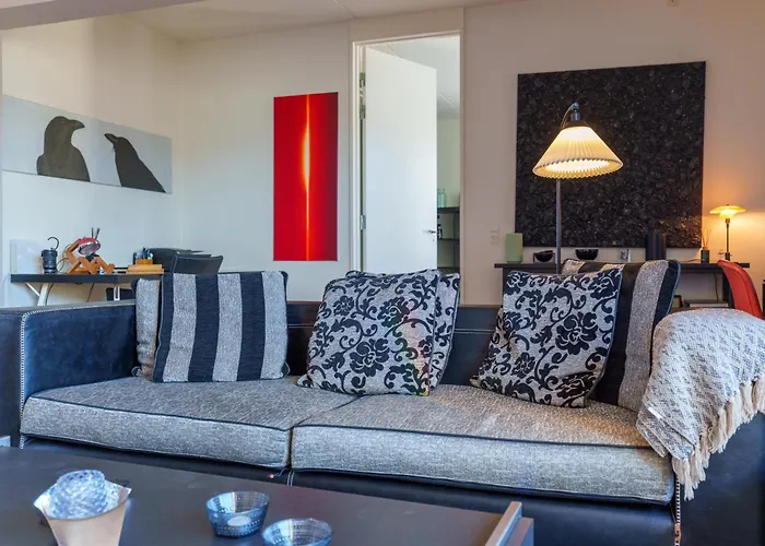 Modern With Balcony Near Tivoli & Metro *