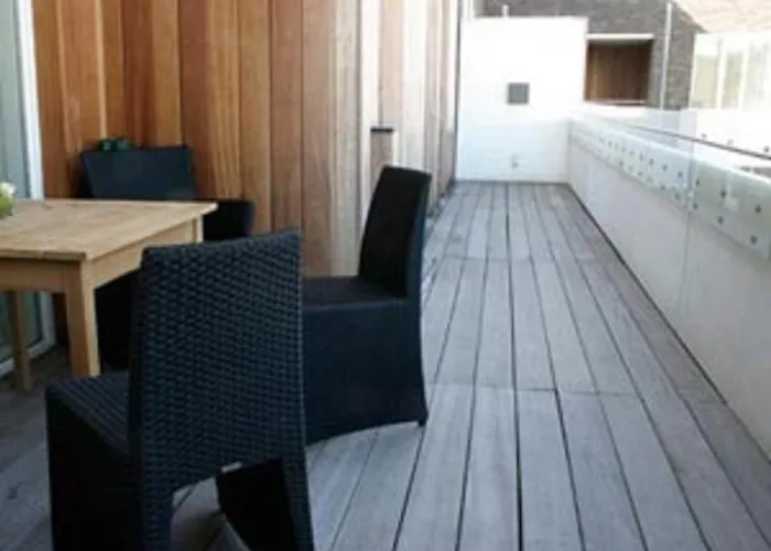 Modern With Balcony Near Tivoli & Metro *