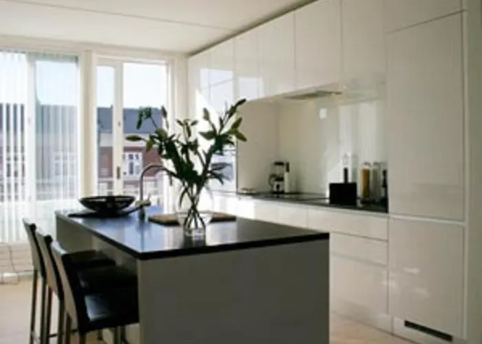 Modern With Balcony Near Tivoli & Metro *