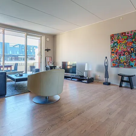 Modern With Balcony Near Tivoli & Metro