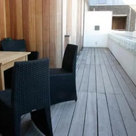 Modern With Balcony Near Tivoli & Metro *