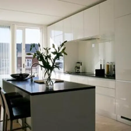 Modern With Balcony Near Tivoli & Metro *