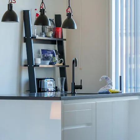 Modern With Balcony Near Tivoli & Metro 아파트 *